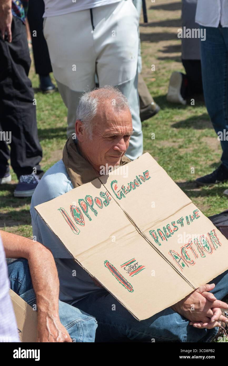 Londra, Regno Unito, 9 agosto 2025 :- Una protesta pro Palestina Action in Parliament Square Central London tiene i cartelli lettura i oppose genocidio, Foto Stock