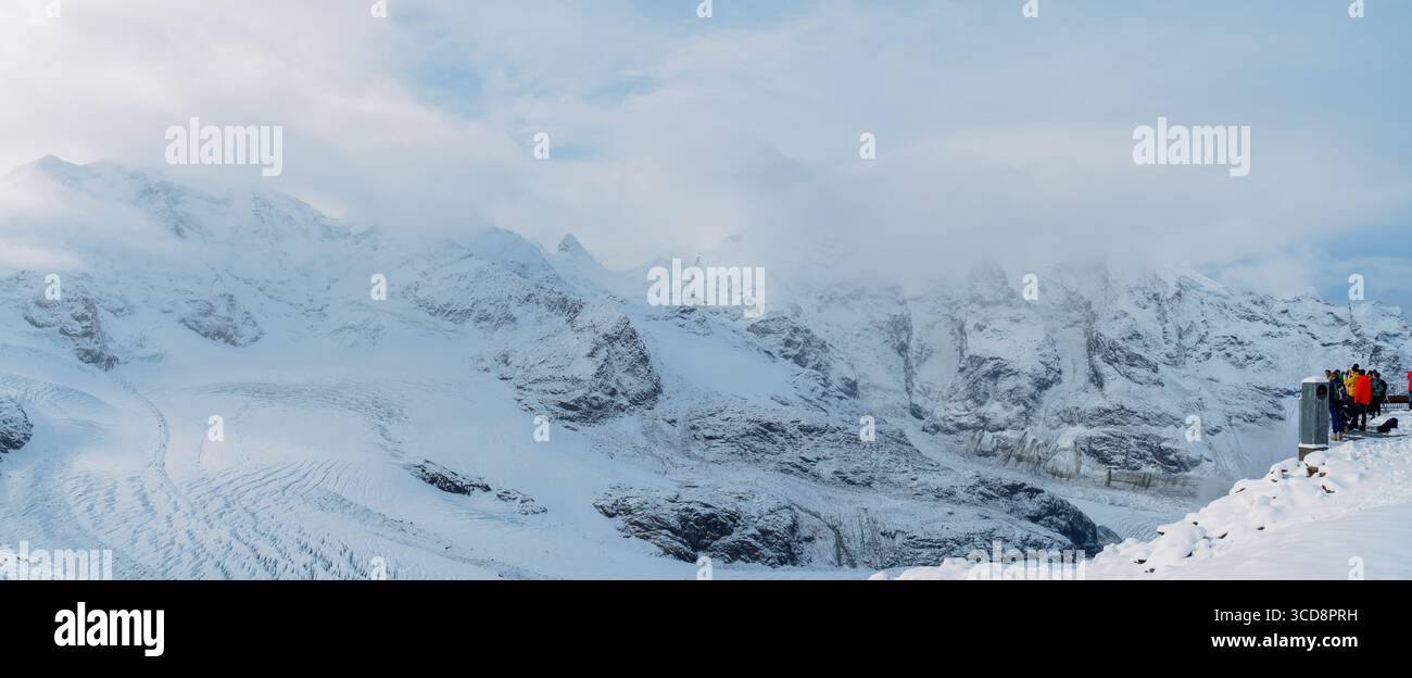 Vista panoramica della catena del Bernina ricoperta di neve e nuvole, vista da Diavolezza nella Valle Engadina, Svizzera. Foto Stock