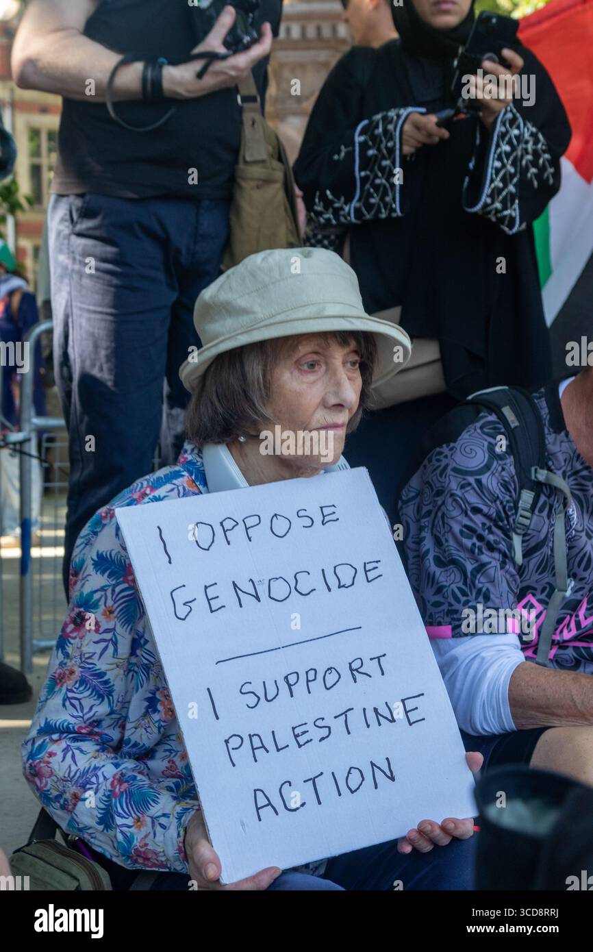 Londra, Regno Unito, 9 agosto 2025 :- Una protesta pro Palestina Action in Parliament Square Central London tiene i cartelli lettura i oppose genocidio, Foto Stock