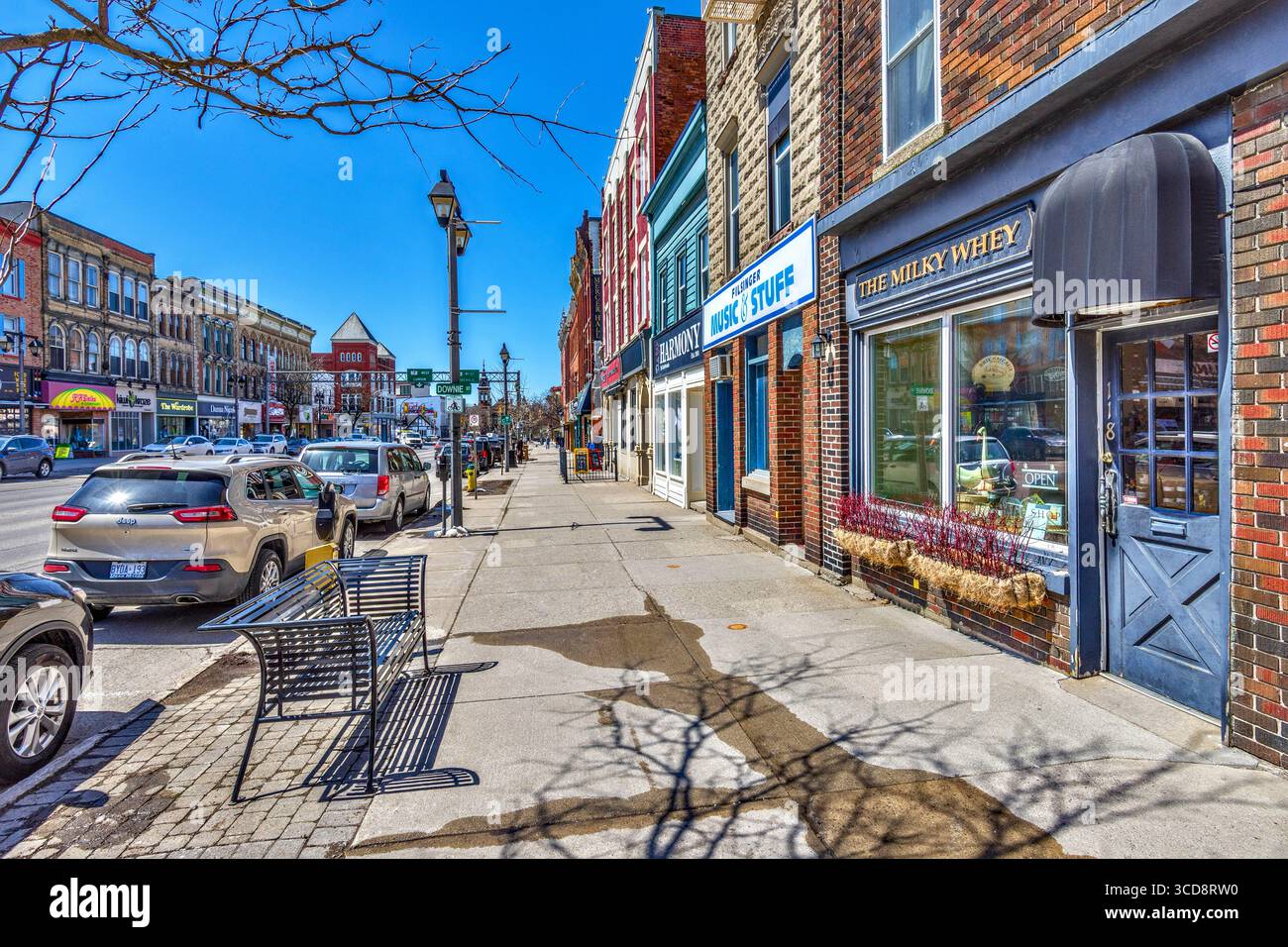 Negozio di formaggi "The Milky Whey" e altre aziende di Ontario Street, Stratford, Ontario, Canada. Foto Stock
