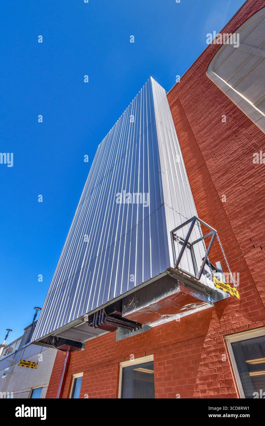 Rivestimento in alluminio che nasconde le tubazioni di servizio esterne (con avviso di distanza di 3 piedi) sul lato dell'edificio che si affaccia sulla trafficata strada - Stratford, Ontario, Canada. Foto Stock