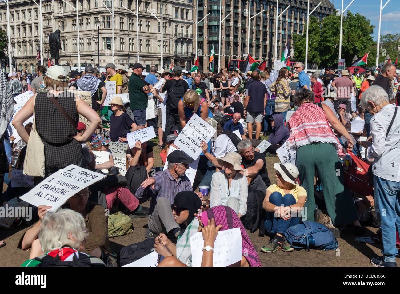 Londra, Regno Unito, 9 agosto 2025 :- Una protesta pro Palestina Action in Parliament Square Central London tiene i cartelli lettura i oppose genocidio, Foto Stock