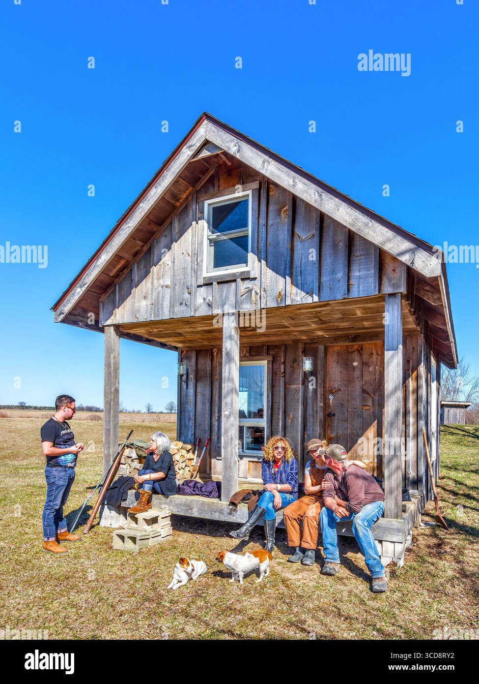 Riunione di famiglia in una capanna del fine settimana nella campagna di Glencoe, Ontario, Canada. Foto Stock