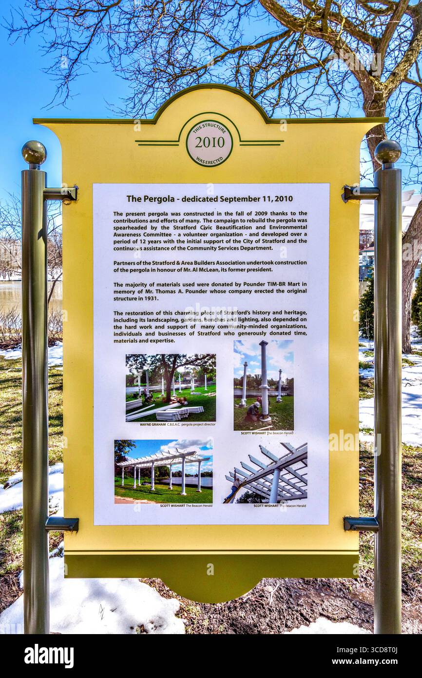 Pannello informativo per il pubblico che utilizza il parco e i giardini intorno al lago Victoria, Stratford, Ontario, Canada. Foto Stock