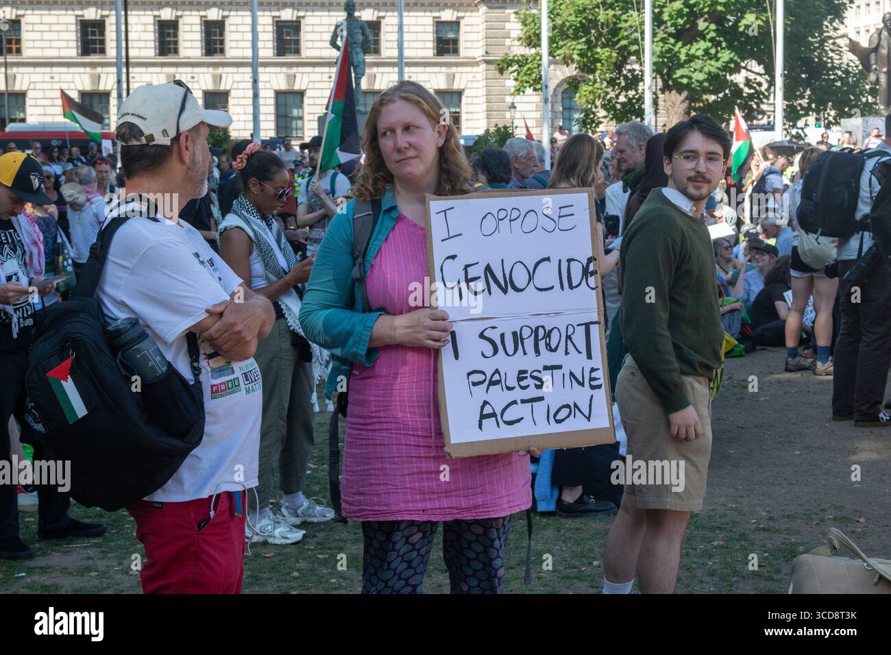 Londra, Regno Unito, 9 agosto 2025 :- Una protesta pro Palestina Action in Parliament Square Central London tiene i cartelli lettura i oppose genocidio, Foto Stock