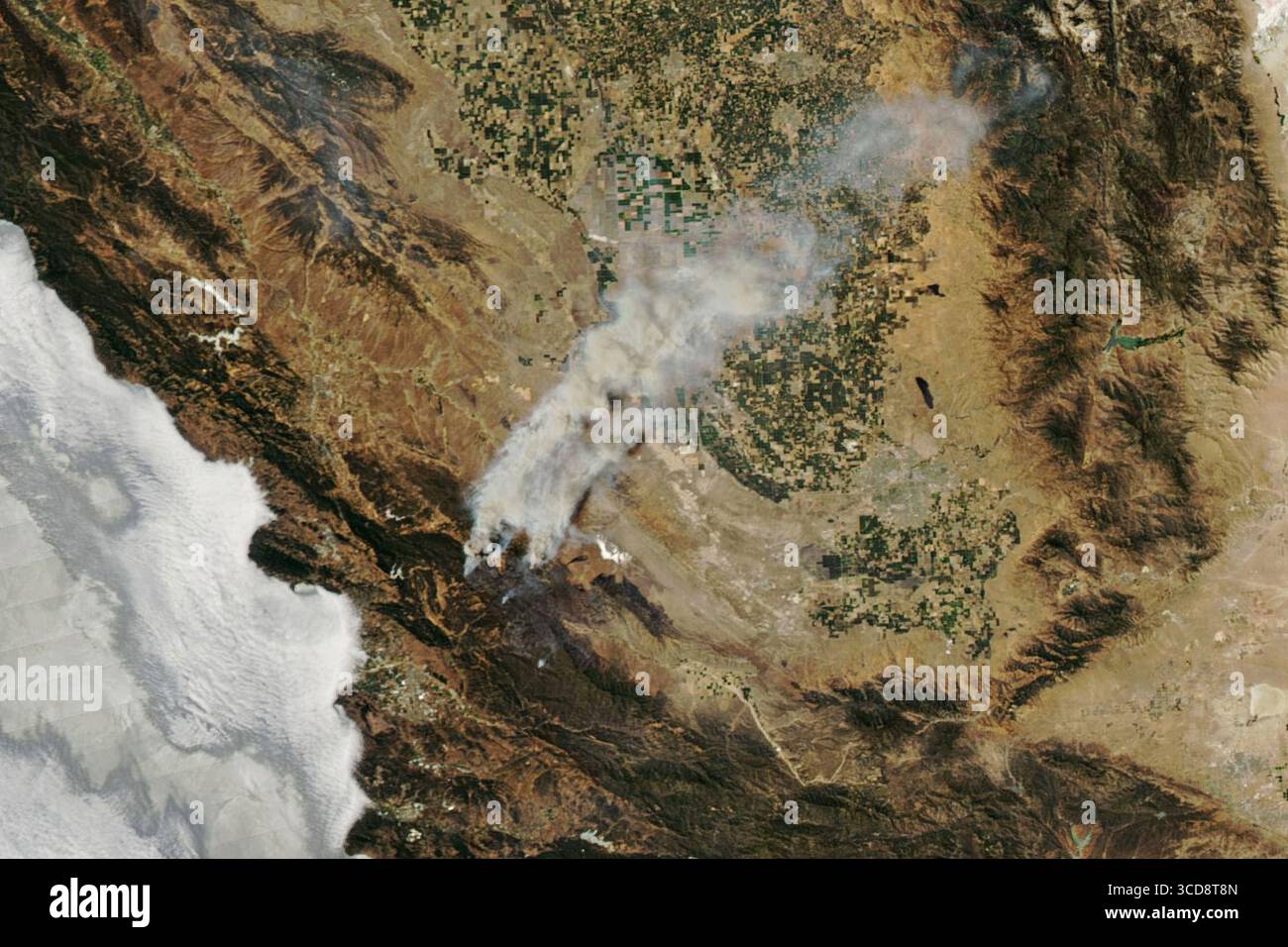 Santa Barbara, Stati Uniti. 29 ottobre 2024. Enormi nuvole di fumo si allontanano dal distruttivo incendio di Gifford nel terreno montuoso della Los Padres National Forest, 8 agosto 2025, a nord-ovest di Santa Barbara, California. CAL Fire ha riferito che più di 5.362 incendi avevano bruciato più di 374.000 acri dall'inizio del 2025. Crediti: Wanmei Liang/NASA Photo/Alamy Live News Foto Stock