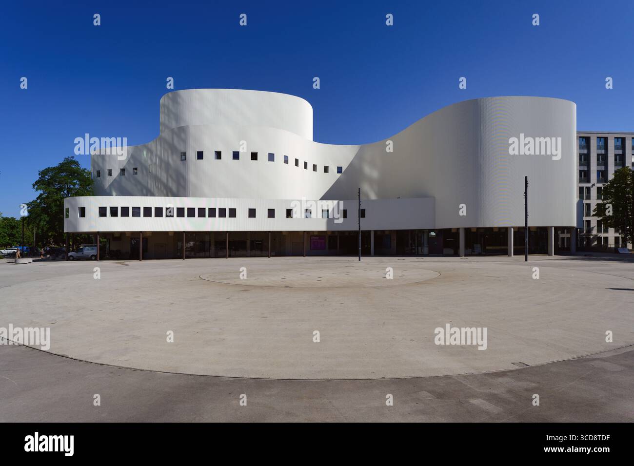 Duesseldorf, Germania 11 agosto 2025: L'edificio del teatro Düsseldorf Schauspielhaus con la sua architettura modernista organica del dopoguerra Foto Stock