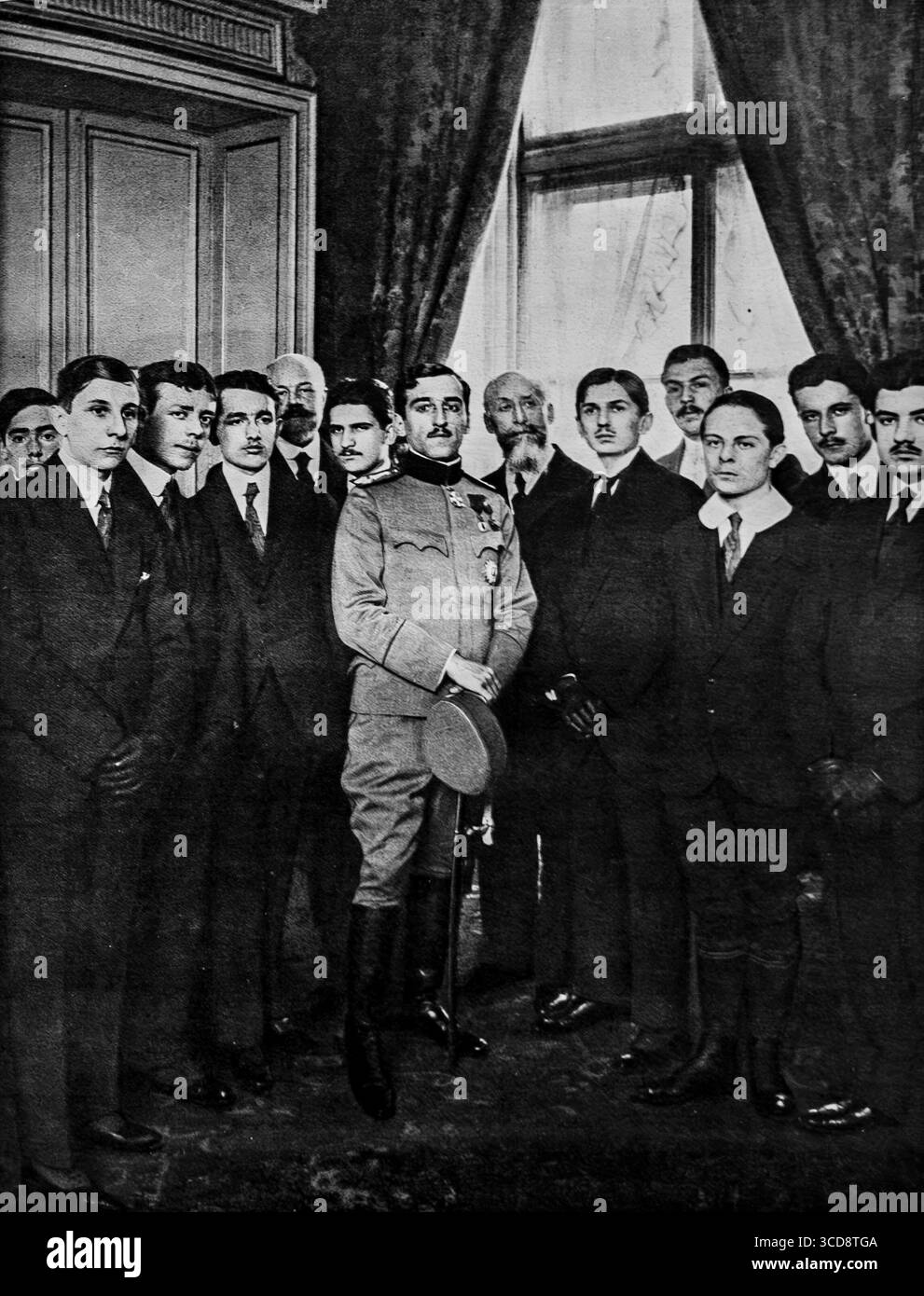 Aprile 1916 l'illustrazione fotografia del principe Alessandro, reggente di Serbia, che ha ricevuto una delegazione di studenti delle scuole superiori e universitarie parigine presso la sua residenza in Francia durante la prima guerra mondiale. La visita è stata per presentare un modello di spada cerimoniale, simboleggiando la resilienza e l'unità serba contro le potenze centrali. Questo incontro rispecchiava la solidarietà tra Francia e Serbia, alleati chiave nella grande Guerra. Foto Stock