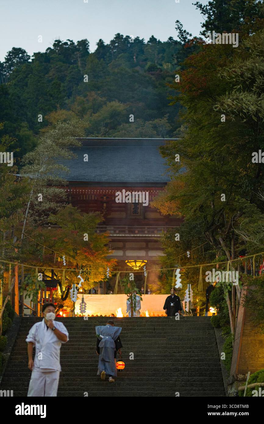 Fuoco arancione al tempio di Kurama-dera Niōmon durante il Kurama Fire Festival, Kurama, Sakyo Ward, Kyoto, Kansai, Honshu, Giappone Foto Stock