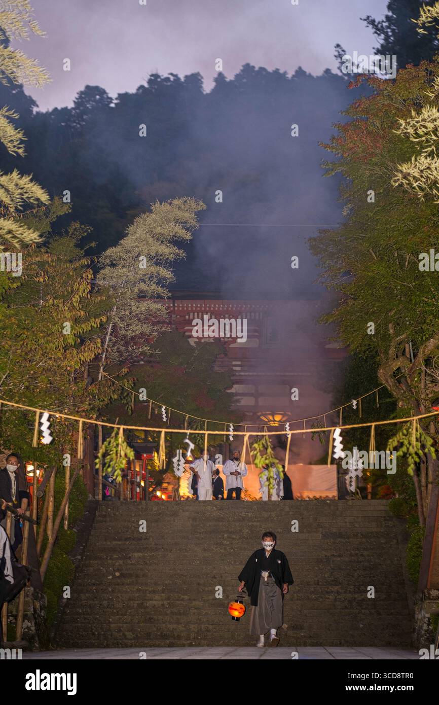 Fuoco arancione al tempio di Kurama-dera Niōmon durante il Kurama Fire Festival, Kurama, Sakyo Ward, Kyoto, Kansai, Honshu, Giappone Foto Stock