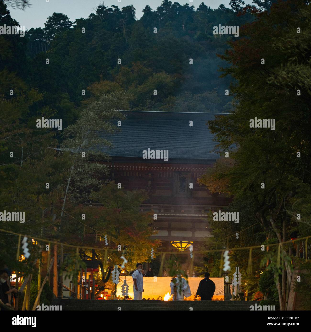 Fuoco arancione al tempio di Kurama-dera Niōmon durante il Kurama Fire Festival, Kurama, Sakyo Ward, Kyoto, Kansai, Honshu, Giappone Foto Stock