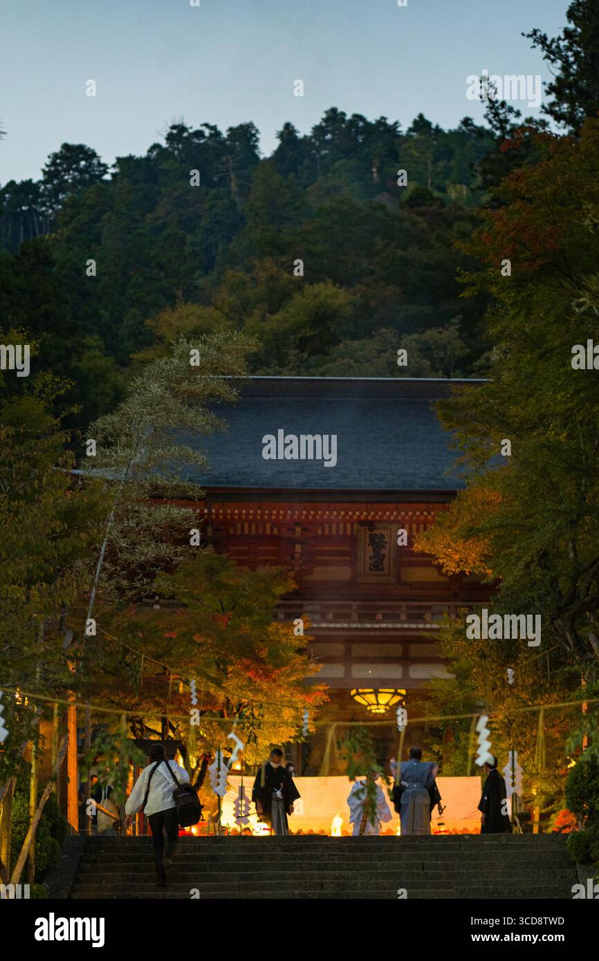 Fuoco arancione al tempio di Kurama-dera Niōmon durante il Kurama Fire Festival, Kurama, Sakyo Ward, Kyoto, Kansai, Honshu, Giappone Foto Stock