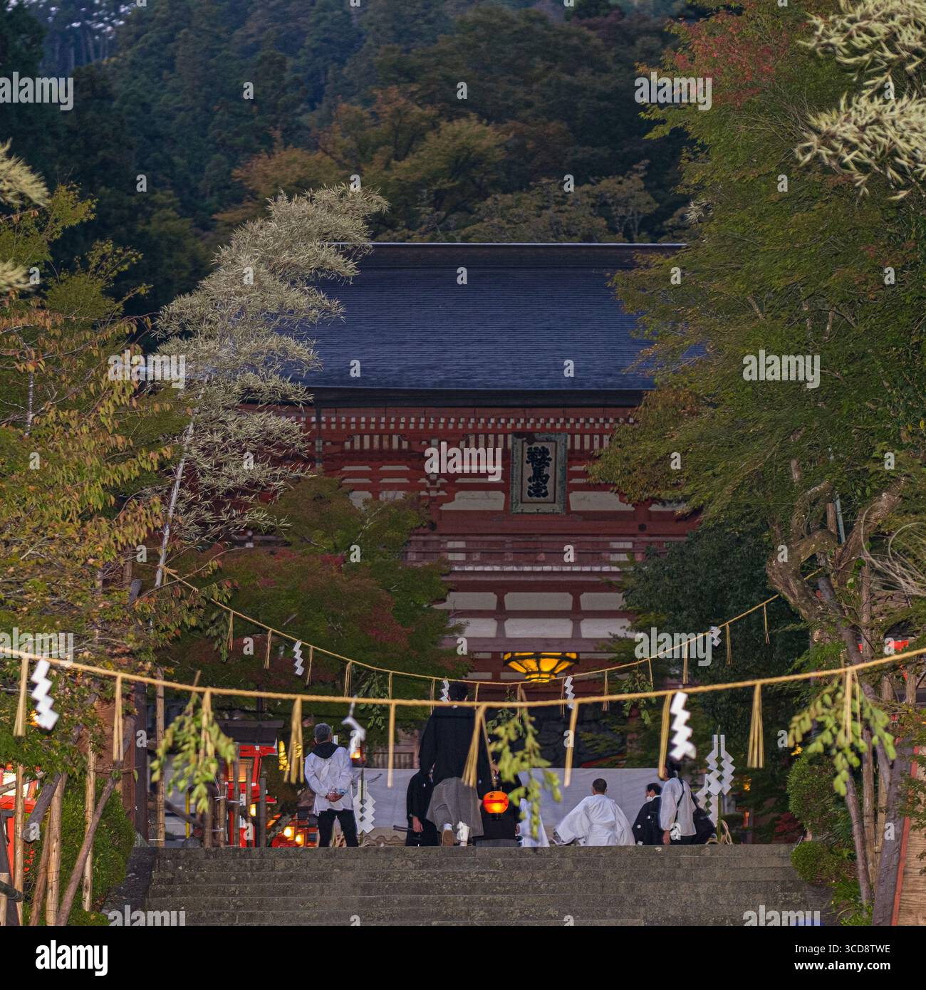 Fuoco arancione al tempio di Kurama-dera Niōmon durante il Kurama Fire Festival, Kurama, Sakyo Ward, Kyoto, Kansai, Honshu, Giappone Foto Stock