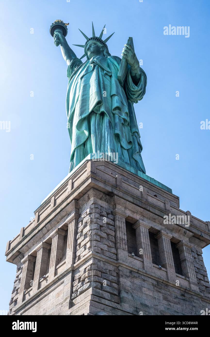 Guardando in alto il piedistallo e la statua della Statua della libertà negli Stati Uniti vicino a New York City Foto Stock