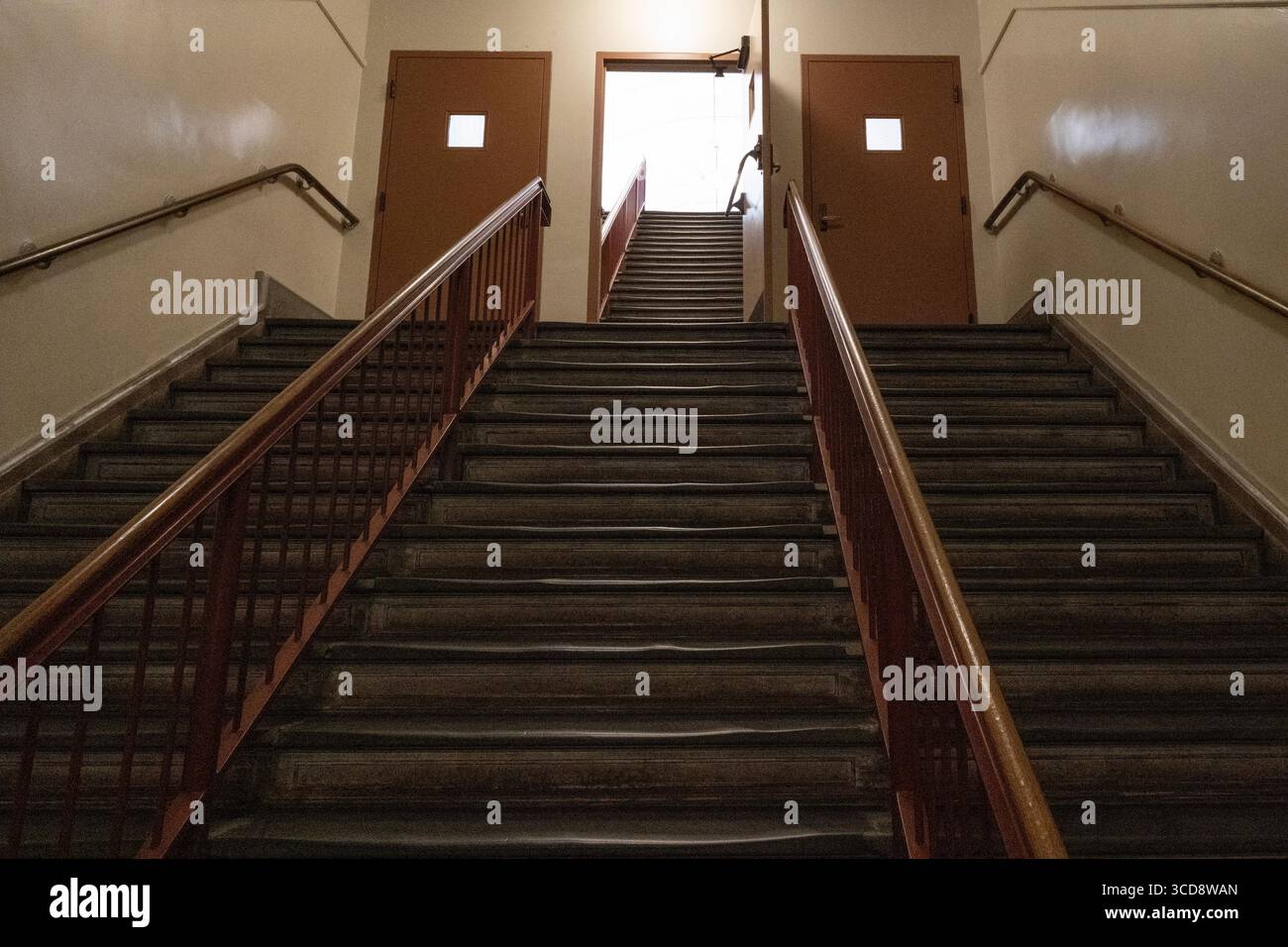 Scale di separazione nel Main Immigration Building di Ellis Island che conducono a diverse destinazioni Foto Stock