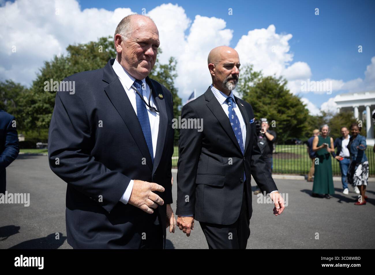 Washington, Stati Uniti. 12 agosto 2025. Lo zar di confine della Casa Bianca Tom Homan (L) e l'amministratore della Drug Enforcement Administration (DEA) Terrance Cole, che è stato nominato amministratore federale ad interim per il Dipartimento di polizia metropolitana del Distretto di Columbia, camminano fuori dalla Casa Bianca martedì 12 agosto 2025. Foto di Francis Chung/UPI credito: UPI/Alamy Live News Foto Stock