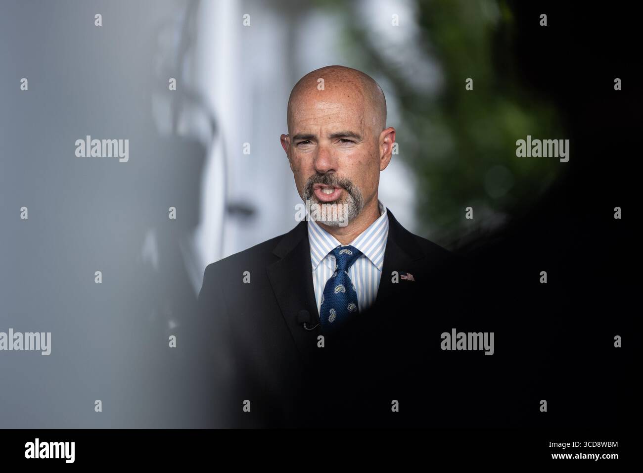 Washington, Stati Uniti. 12 agosto 2025. Terrance Cole, l'amministratore della Drug Enforcement Administration (DEA), nominato amministratore federale ad interim del Dipartimento di polizia metropolitana del Distretto di Columbia, ha rilasciato un'intervista televisiva fuori dalla Casa Bianca martedì 12 agosto 2025. Foto di Francis Chung/UPI credito: UPI/Alamy Live News Foto Stock