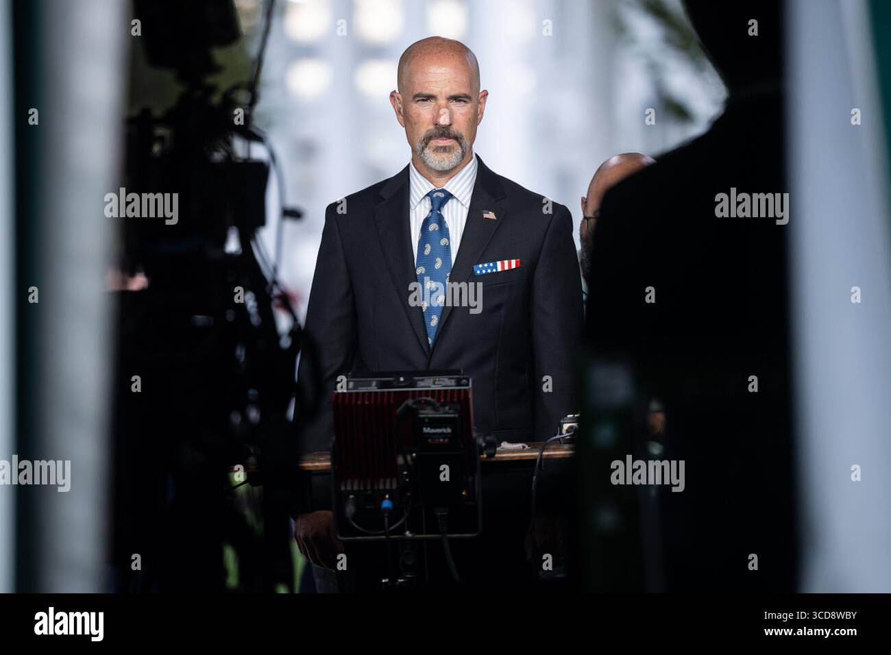 Washington, Stati Uniti. 12 agosto 2025. Terrance Cole, l'amministratore della Drug Enforcement Administration (DEA), nominato amministratore federale ad interim del Dipartimento di polizia metropolitana del Distretto di Columbia, ha rilasciato un'intervista televisiva fuori dalla Casa Bianca martedì 12 agosto 2025. Foto di Francis Chung/UPI credito: UPI/Alamy Live News Foto Stock