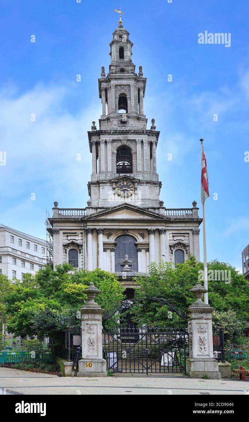Chiesa di St Mary le Strand a Londra, costruita nel 1714, precedentemente nel mezzo dello Strand, con traffico intorno ad esso, ma l'area intorno ad esso è ora affollata Foto Stock
