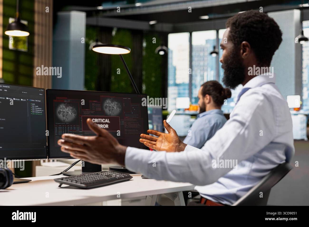 Sviluppatore di software in ufficio sorpreso dalla finestra a comparsa di avviso di errore critico, che fatica a correggerlo. Notifica di errore dell'uomo afroamericano per la risoluzione dei problemi sullo schermo del PC che interrompe il flusso di lavoro Foto Stock