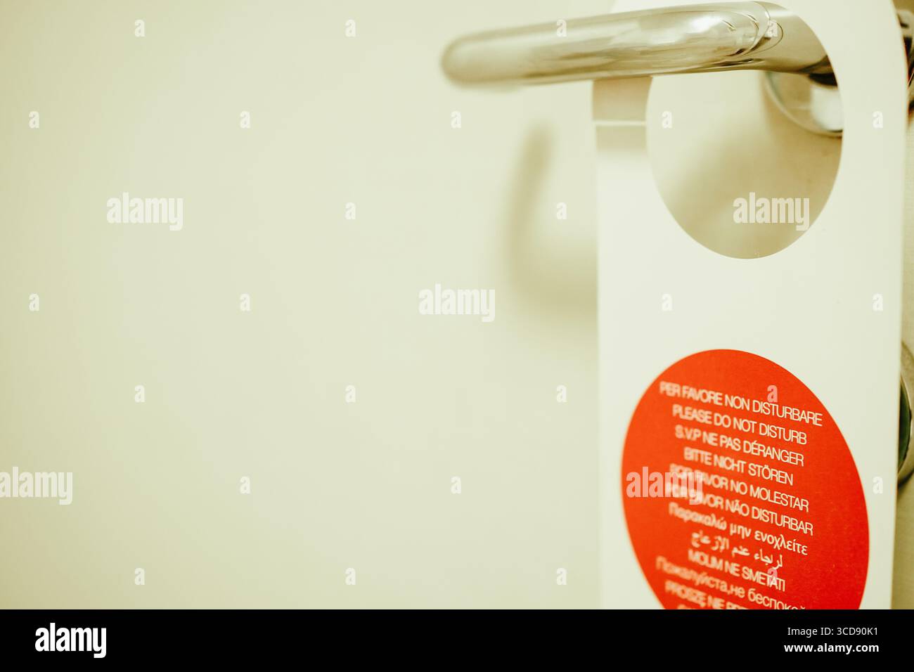 Una scheda "non disturbare" appesa alla porta di un hotel con sfondo bianco Foto Stock