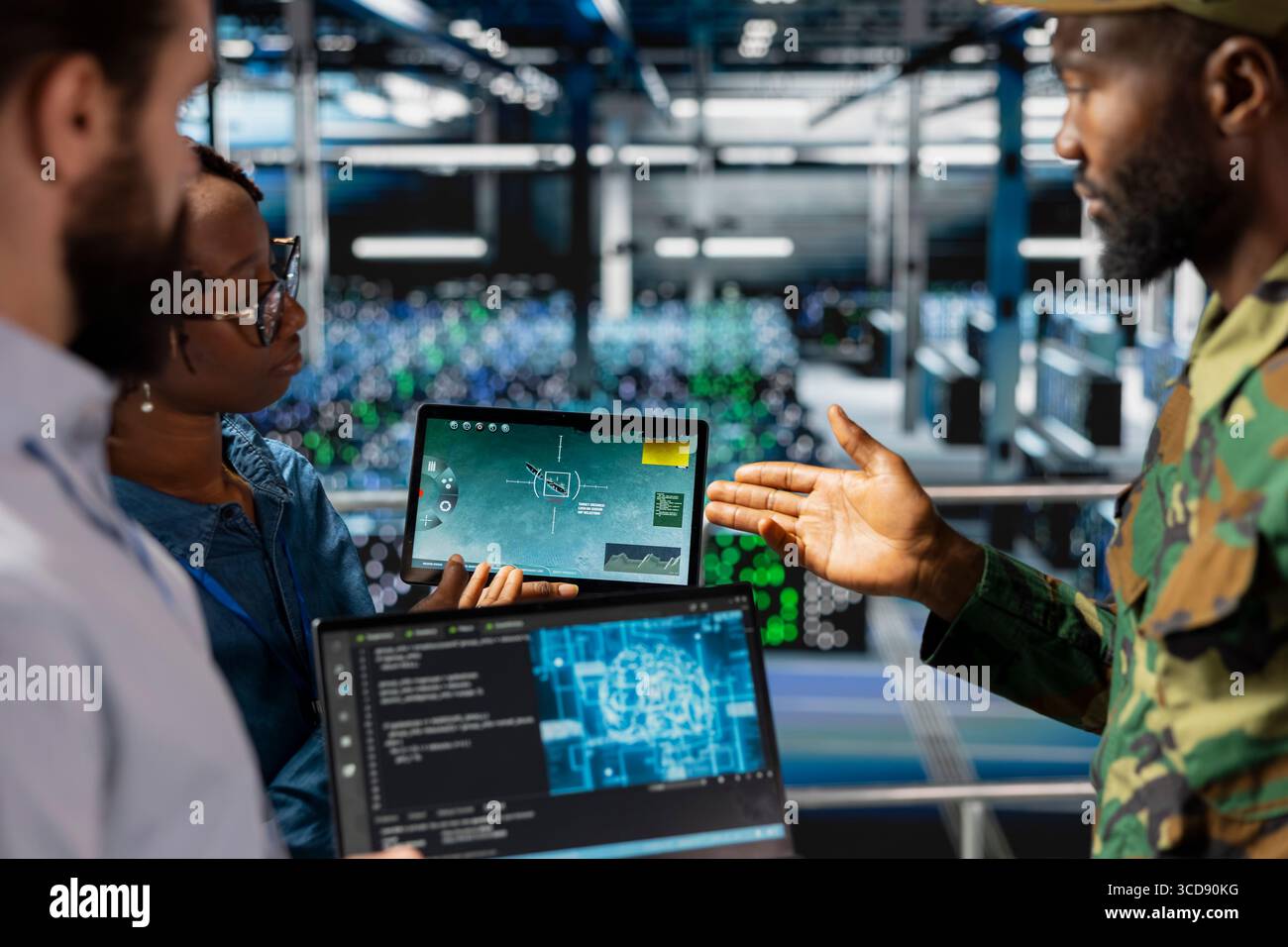 Tecnici militari in un data center sicuro che monitora i sistemi tecnologici di intelligenza artificiale. Operatore dell'esercito nero nel server hub che garantisce un'infrastruttura stabile per le operazioni di difesa con apprendimento automatico. Foto Stock