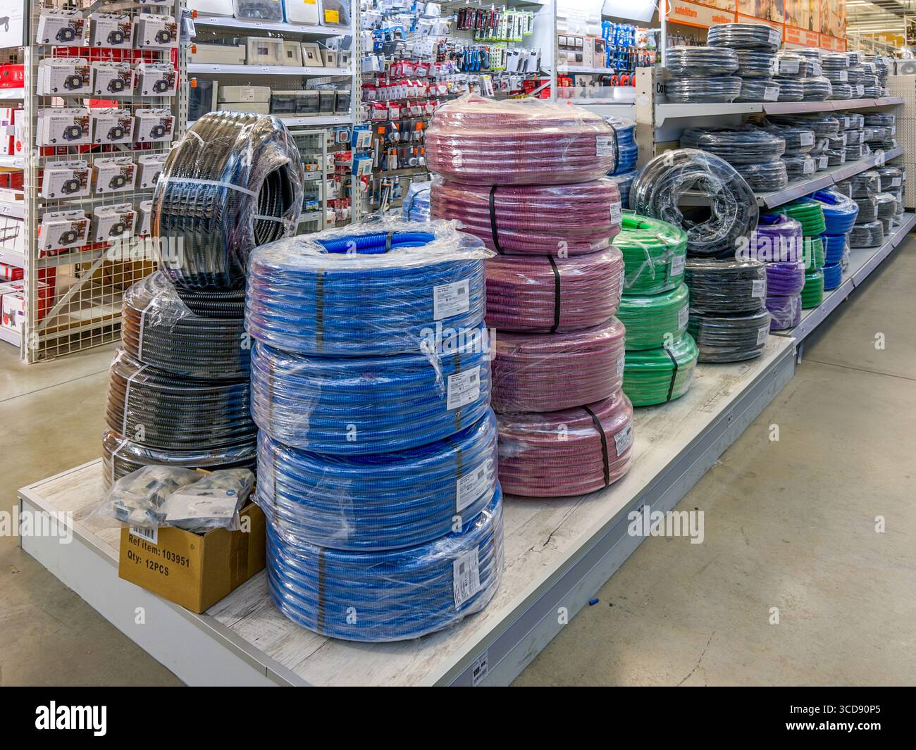 Cuneo, Italia - 21 luglio 2025: Tubo corrugato per cavi elettrici confezionato in rotoli di varie misure e colori esposto in vendita su supermar fai da te Foto Stock