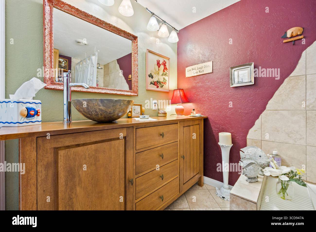 Elegante bagno in stile rustico con lavandino in legno e arredi eleganti Foto Stock