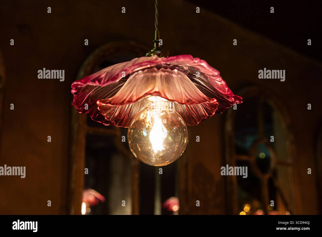 Lampade a sospensione in vetro in stile fiore sospese dal soffitto. Bellissimo lampadario Foto Stock
