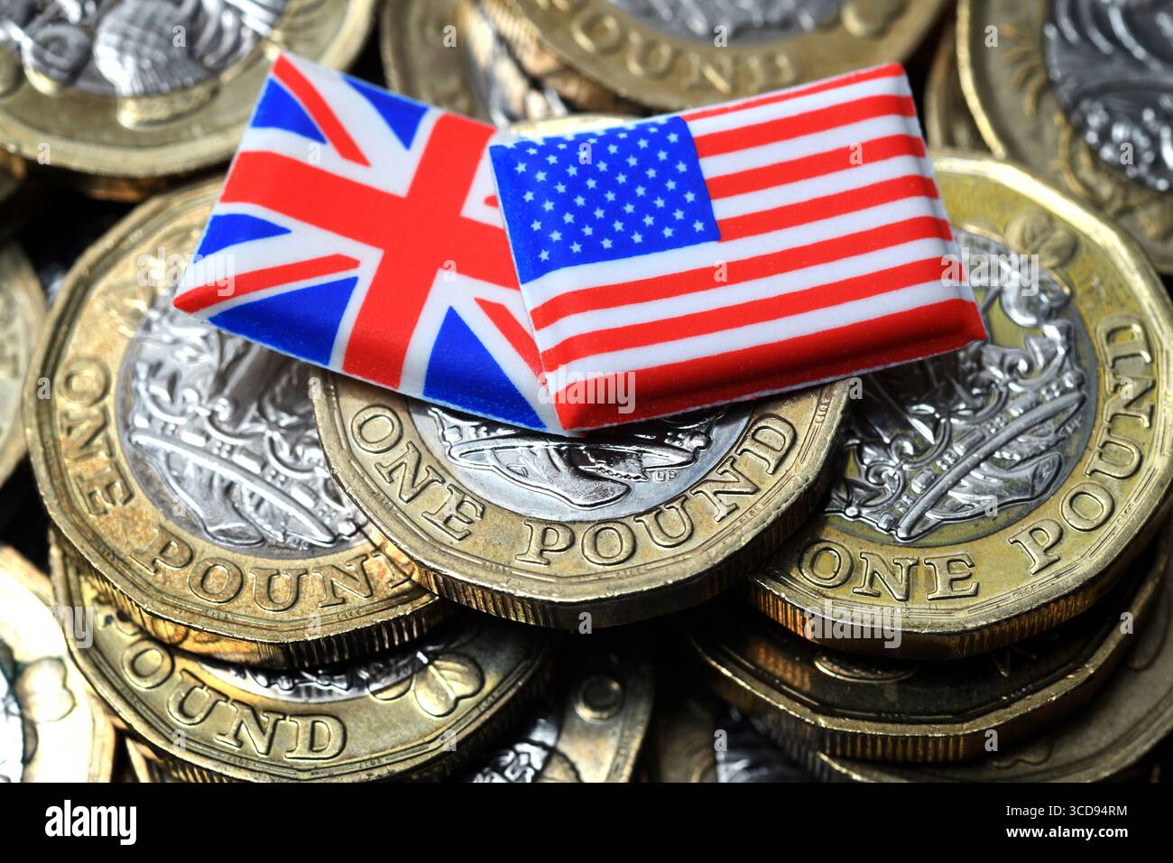 LE BANDIERE BRITANNICHE E AMERICANE CON MONETE DA UNA STERLINA RIPAGANO I TASSI DI CAMBIO DELLA STERLINA DEL DOLLARO DELL'ECONOMIA ETC UK Foto Stock