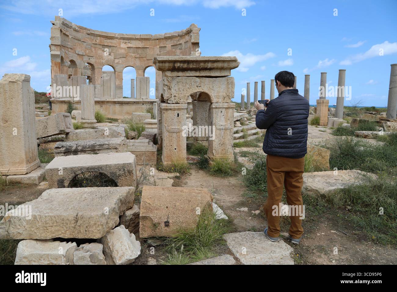 Turista nel mercato di Leptis Magna Foto Stock