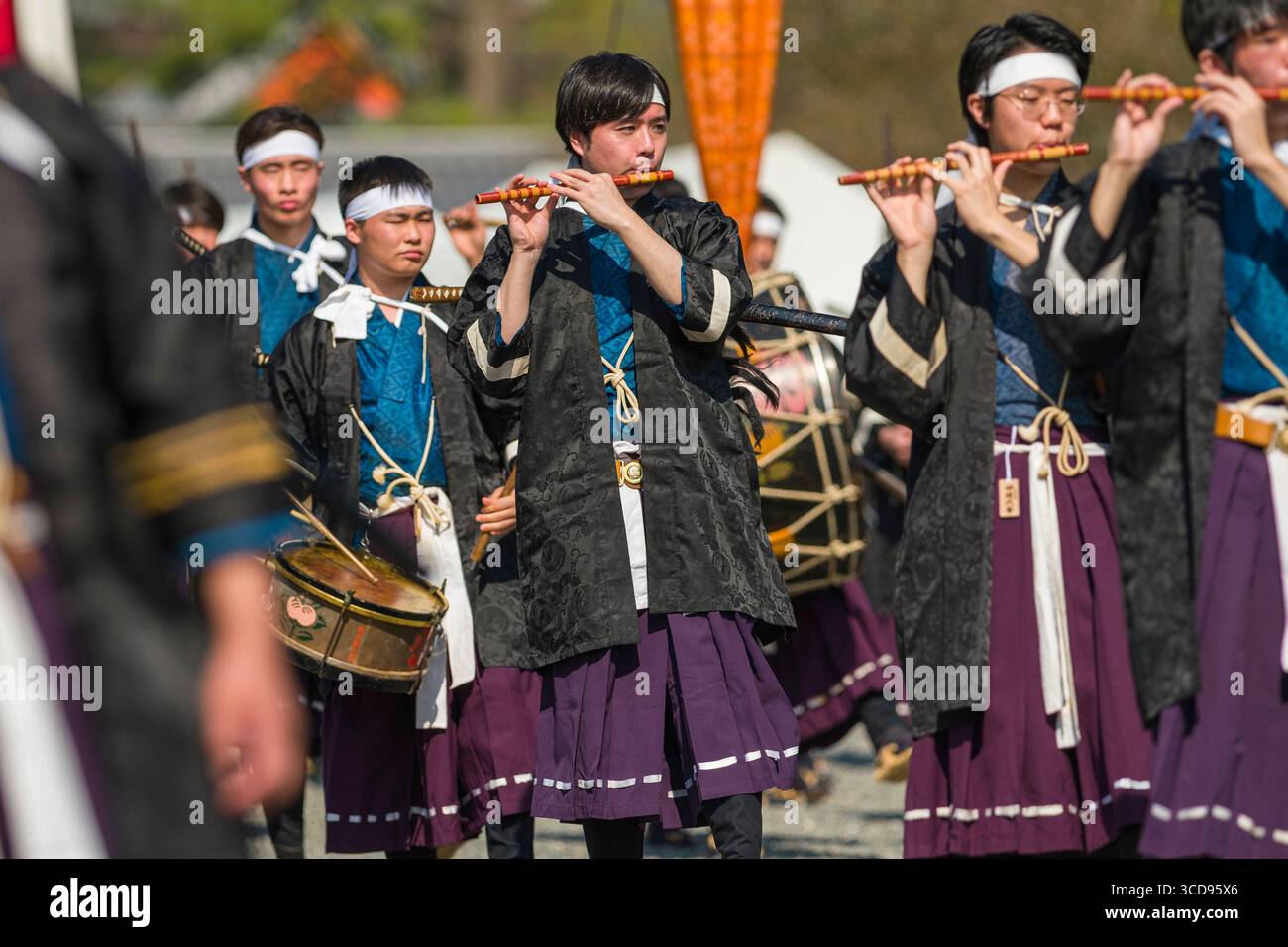 Processione di soldati dell'Esercito Imperiale della Restaurazione Meiji che marciano mentre suonano flauti fischietti durante il festival Jidai Matsuri che celebra gli annientatori Foto Stock