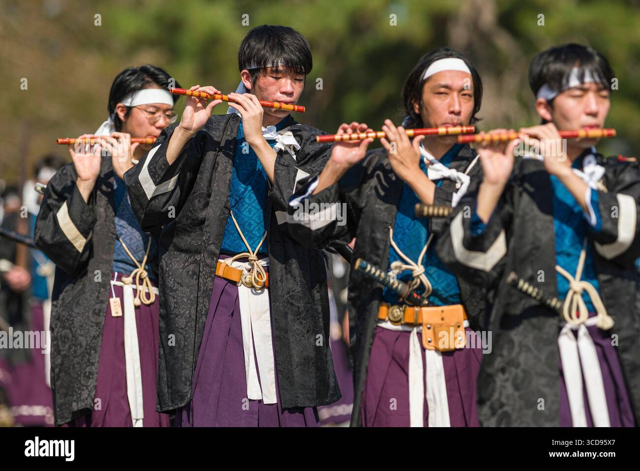 Processione di saldi Meiji Restauro dell'Esercito Imperiale che marciano mentre suonano flauti fischietti durante il festival Jidai Matsuri di Kyoto Foto Stock