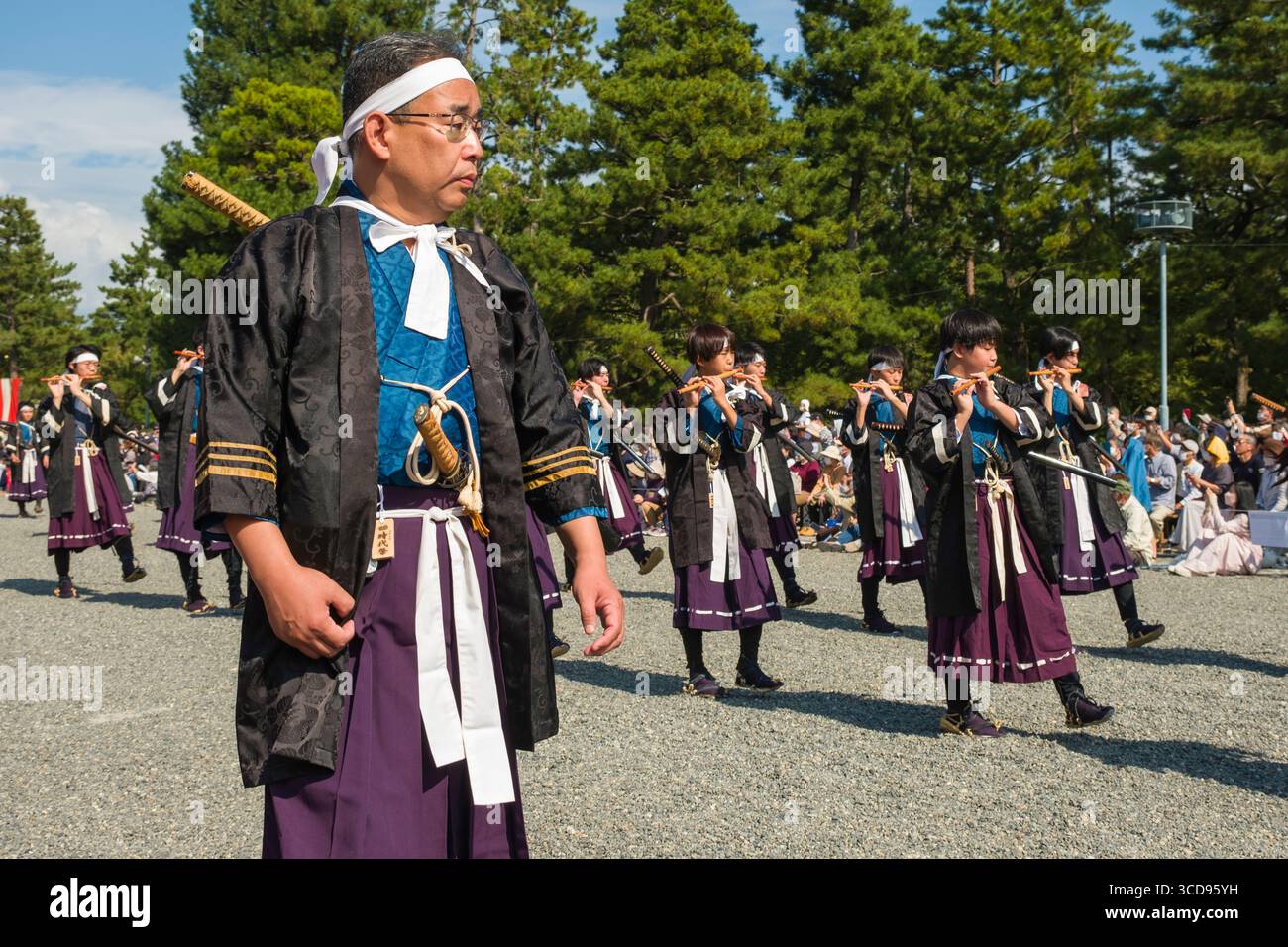 Processione di saldi Meiji Restauro dell'Esercito Imperiale che marciano mentre suonano flauti fischietti durante il festival Jidai Matsuri di Kyoto Foto Stock
