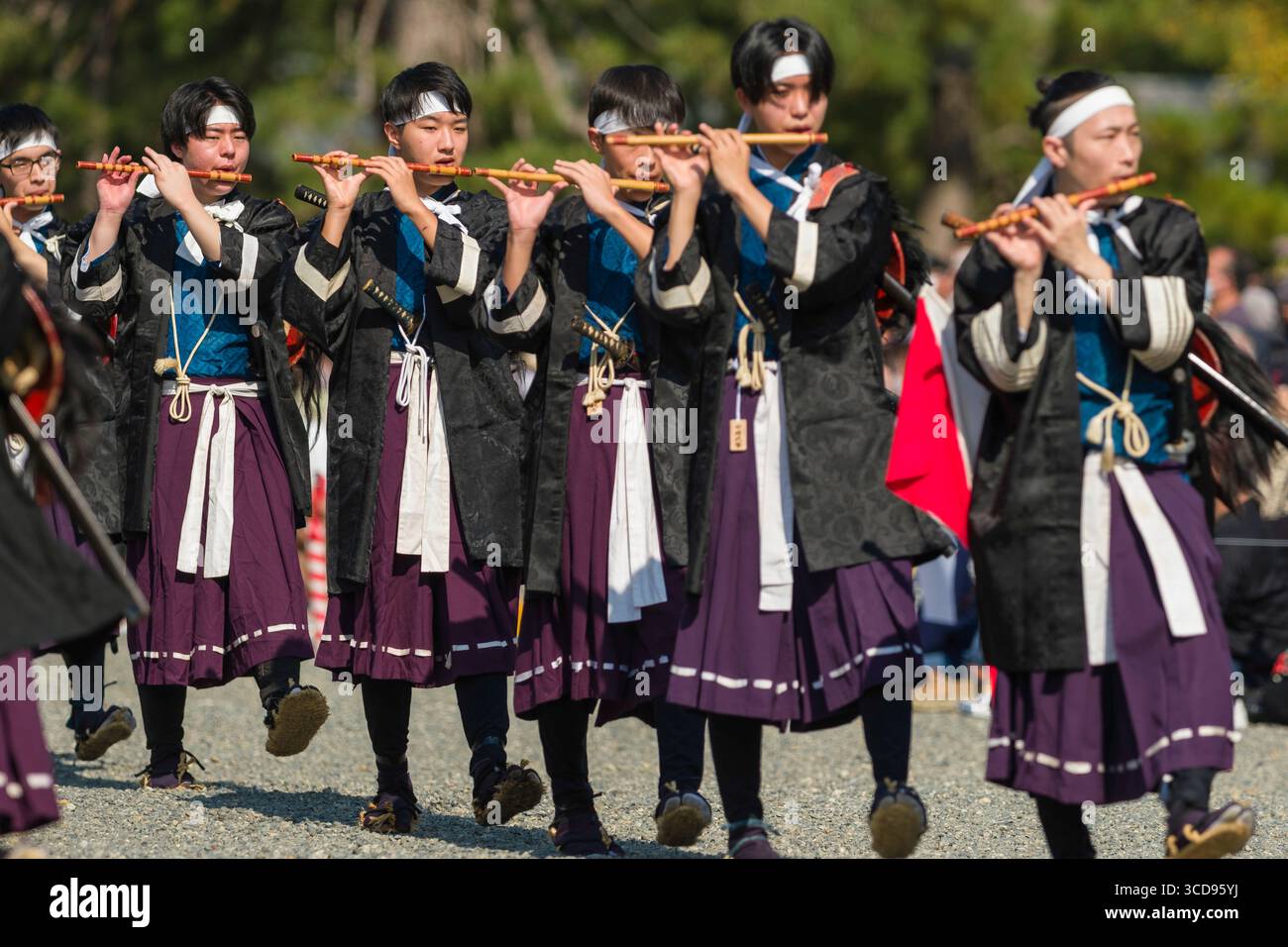Processione di saldi Meiji Restauro dell'Esercito Imperiale che marciano mentre suonano flauti fischietti durante il festival Jidai Matsuri di Kyoto Foto Stock