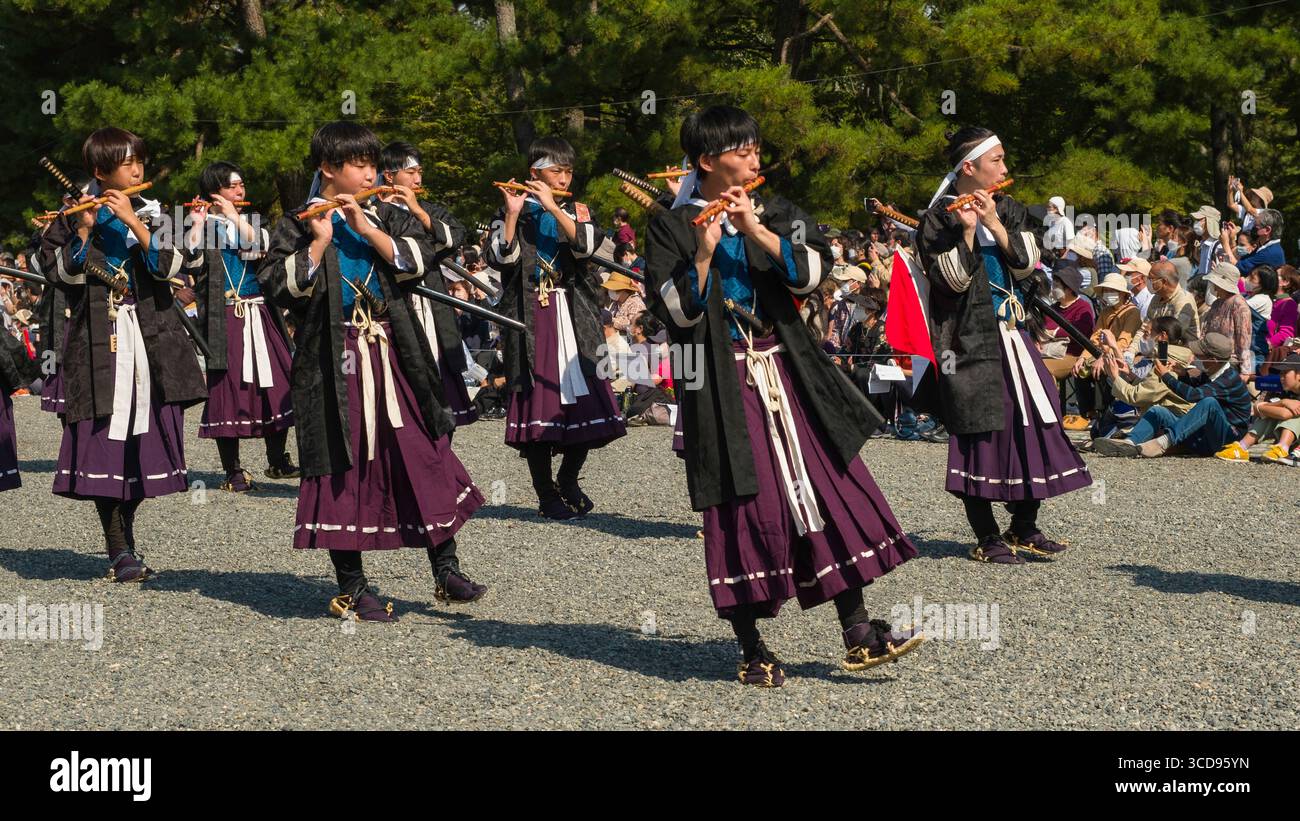 Processione di saldi Meiji Restauro dell'Esercito Imperiale che marciano mentre suonano flauti fischietti durante il festival Jidai Matsuri di Kyoto Foto Stock