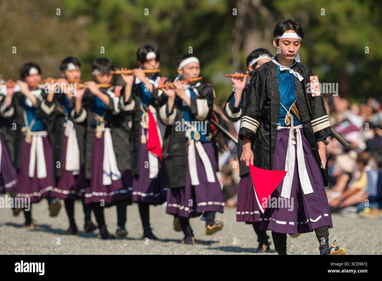 Processione di saldi Meiji Restauro dell'Esercito Imperiale che marciano mentre suonano flauti fischietti durante il festival Jidai Matsuri di Kyoto Foto Stock