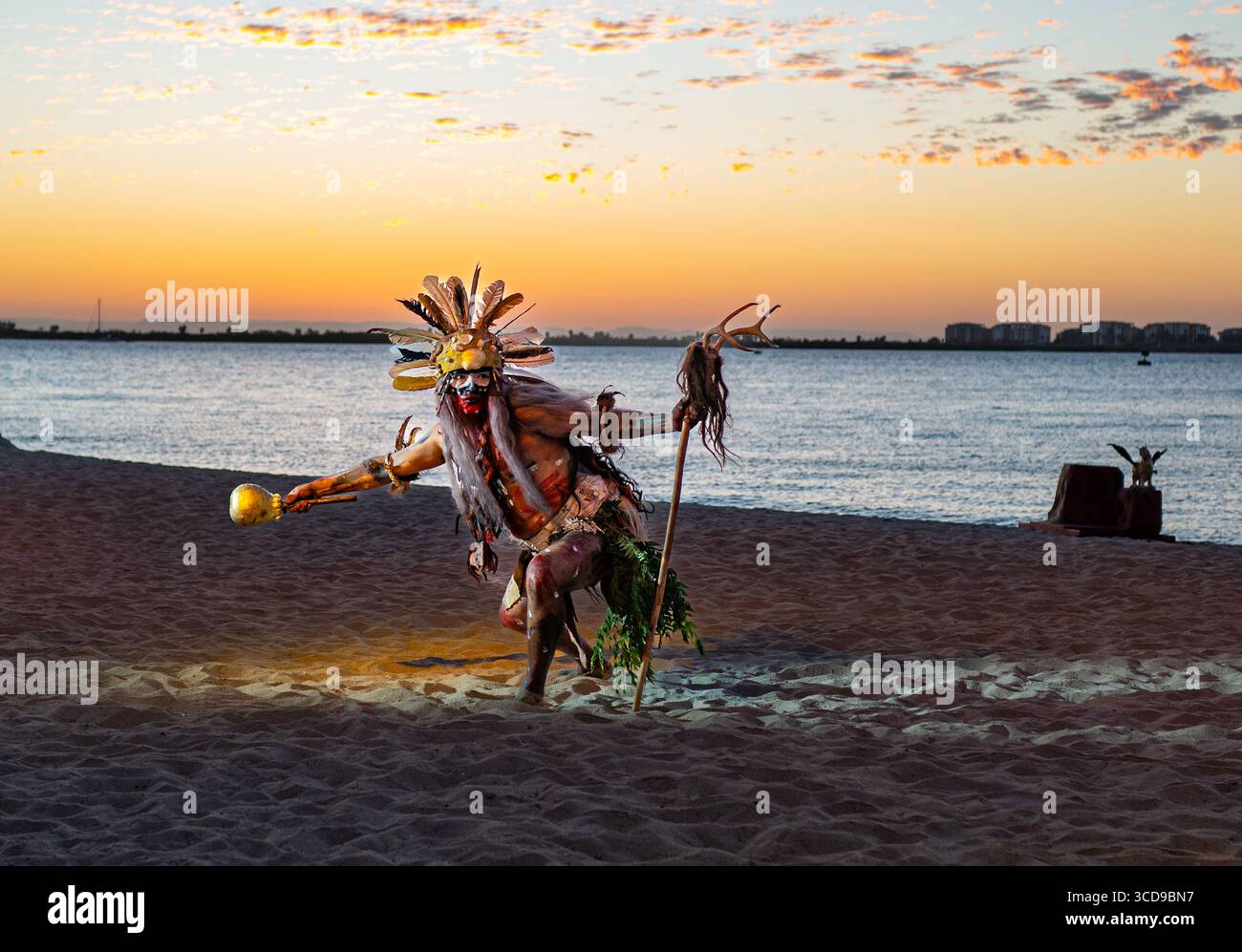 Un attore partecipa alla rievocazione annuale del primo incontro di Hernan Cortez con gli indigeni locali in uno spettacolo pubblico gratuito sulla spiaggia. Foto Stock