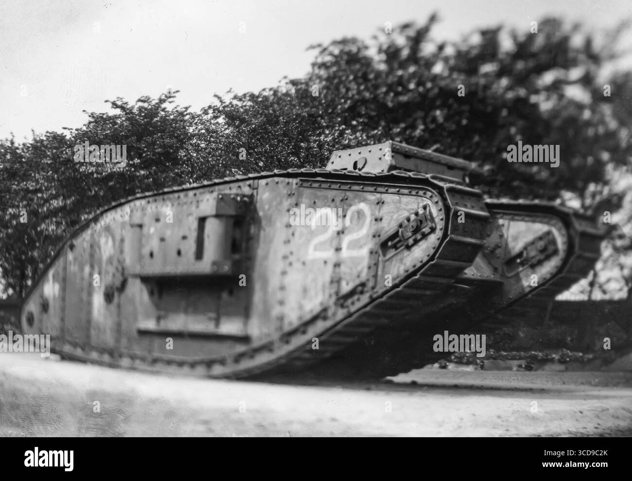 Una fotografia d'epoca della prima guerra mondiale di un carro armato britannico Mark IV, che porta il numero di serie 22. Foto Stock