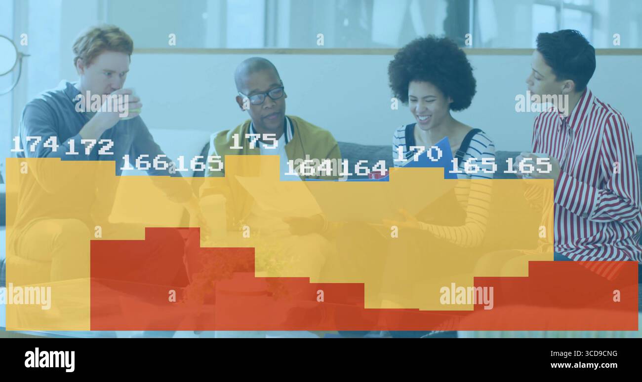 Rivedere quattro colleghi seduti su un divano bianco a studiare documenti e a utilizzare un tablet nella sala d'ufficio Foto Stock