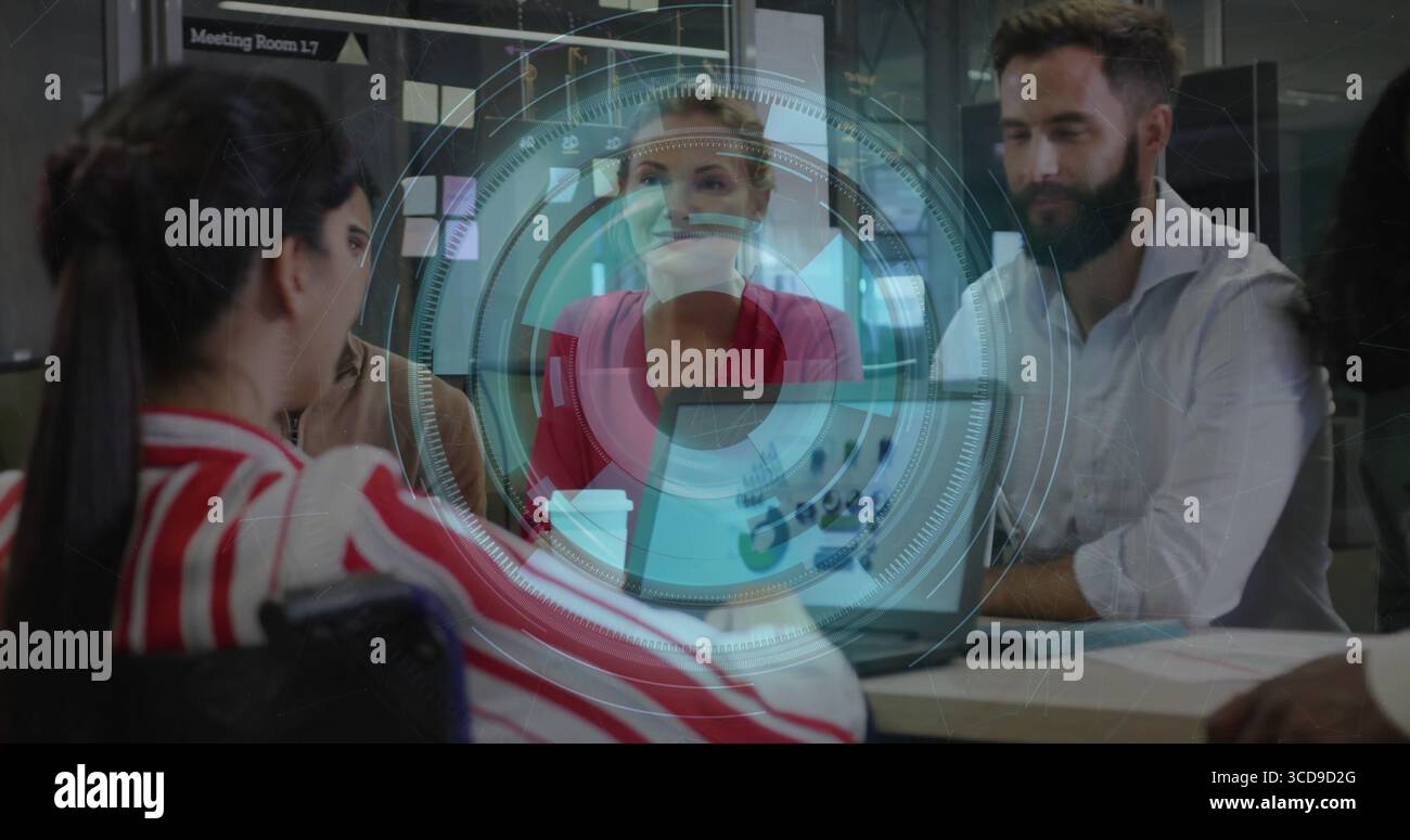 Collaborazione con i colleghi che discutono idee nella sala riunioni 1 Foto Stock