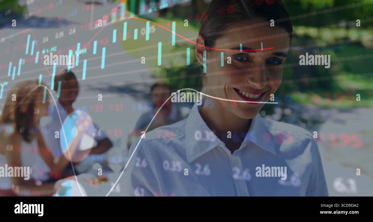 Donna che presenta in camicia bianca analizzando la sovrapposizione di carte in riunioni all'aperto, con tavolo e tazze Foto Stock