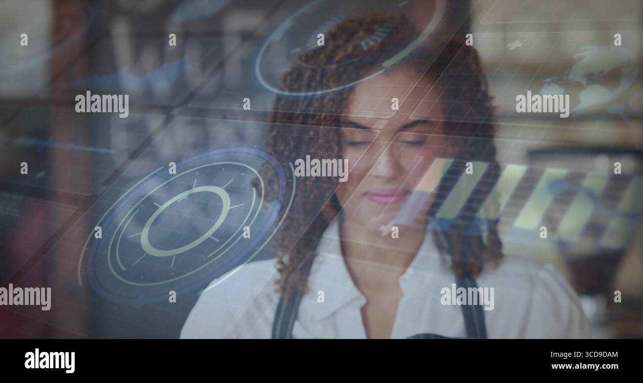 Barista in piedi che indossa una camicetta bianca e un grembiule con macchina per il caffè e HUD in caffetteria Foto Stock