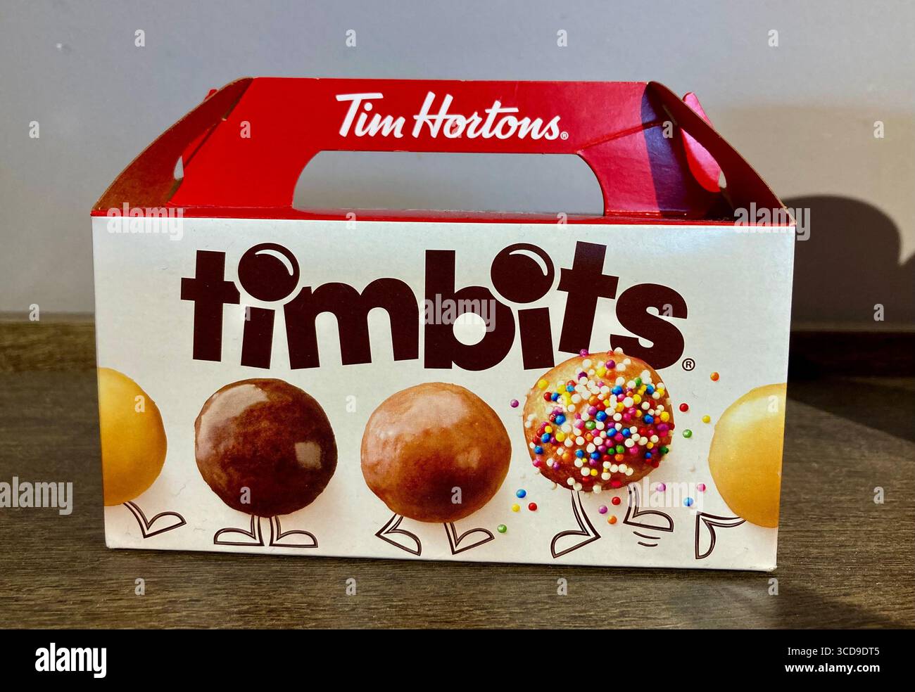 La più grande catena di caffetterie e ristoranti del Canada nel Regno Unito, con scatola di ciambelle Foto Stock