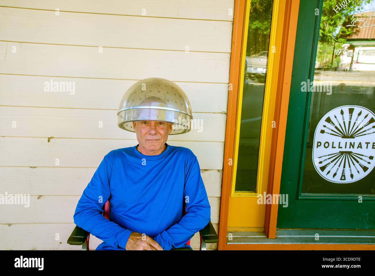 Un maschio calvo adulto ha i suoi capelli sottili curati professionalmente in un salone all'aperto di Paonia, Colorado Foto Stock