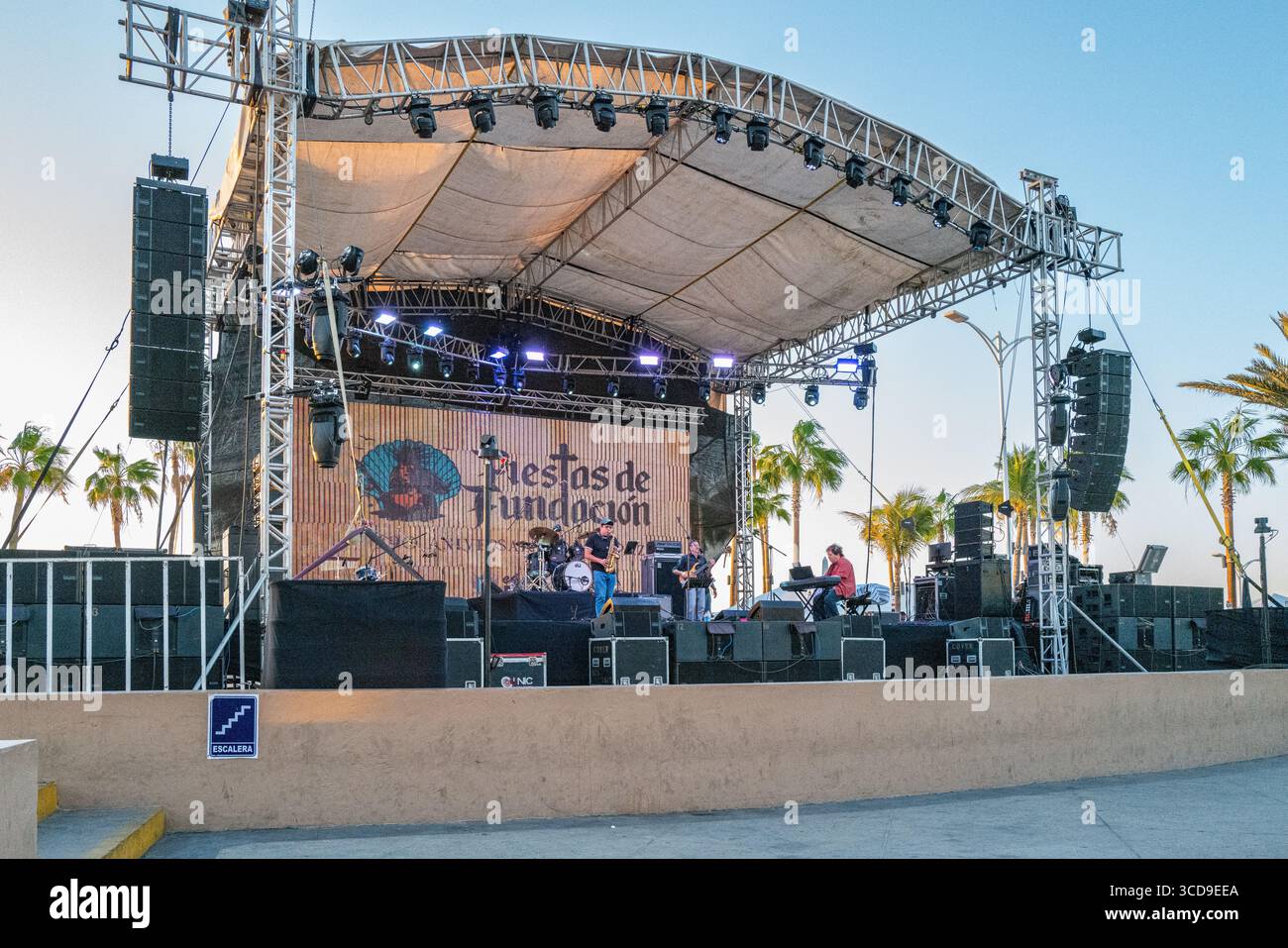 Vista del palco dello spettacolo e del concerto dal vivo durante la celebrazione annuale gratuita e senza biglietto del patrimonio culturale della città, nel centro città lungo il pubblico malecon Foto Stock