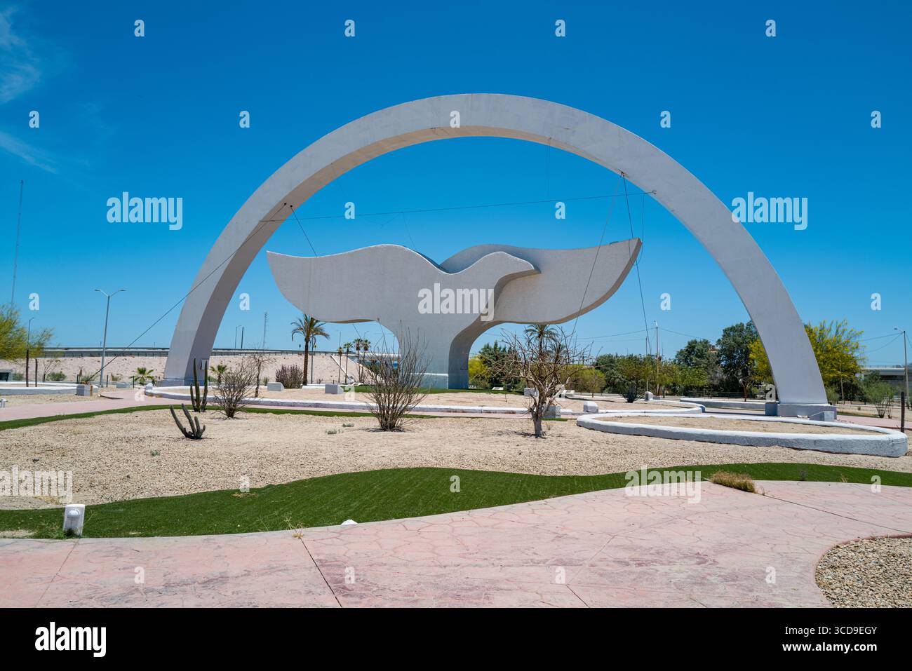 L'iconica scultura "Whale's Tails" accoglie i visitatori all'ingresso di la Paz, simboleggiando il patrimonio culturale della città di avvistamento delle balene Foto Stock