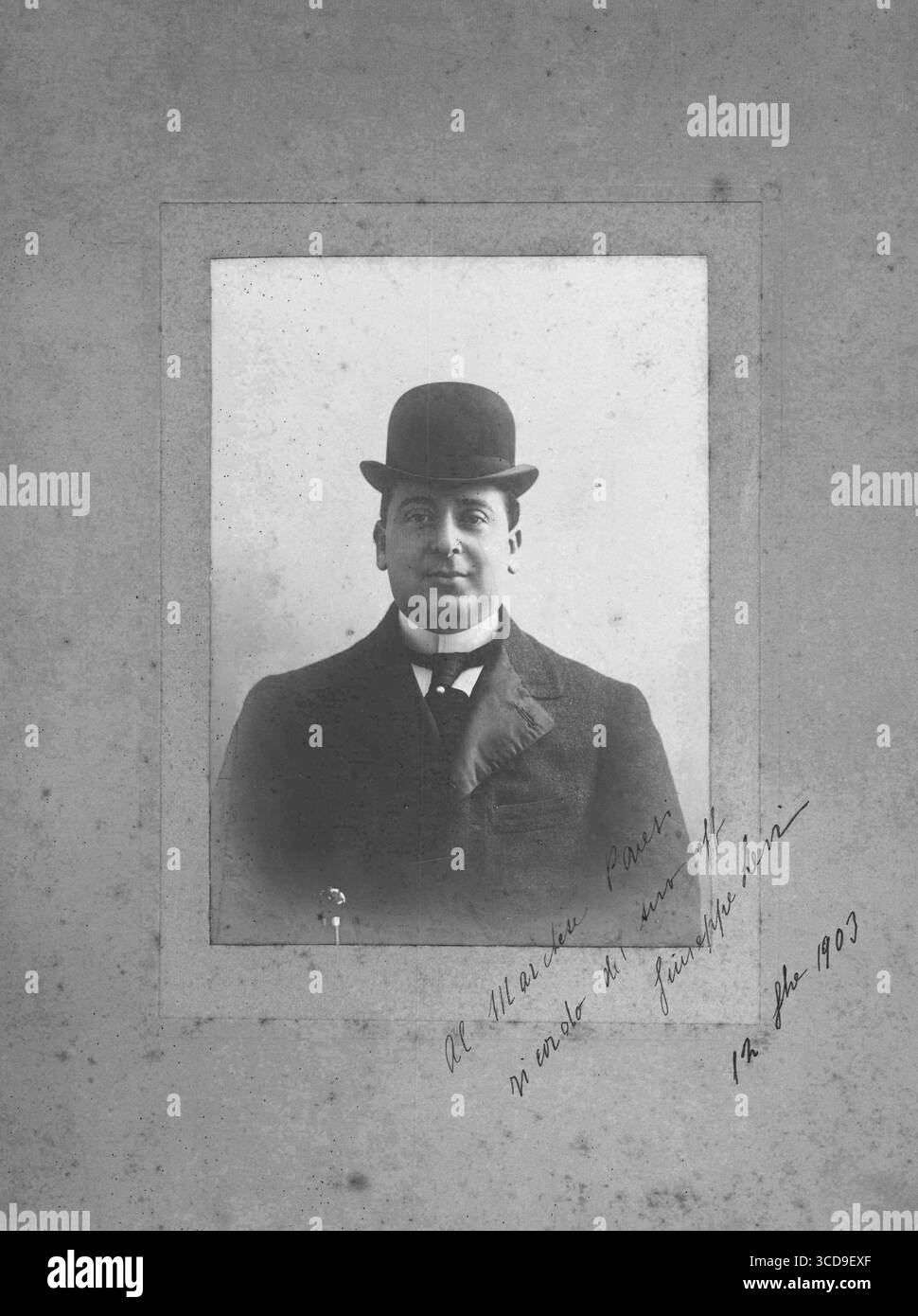 Ritratto su cartone di Giuseppe Levi. Figura mezza busto in abito vintage. Autografato con dedica pubblicata sulla foto in basso a destra. Data: 12 ottobre 1903 Foto Stock