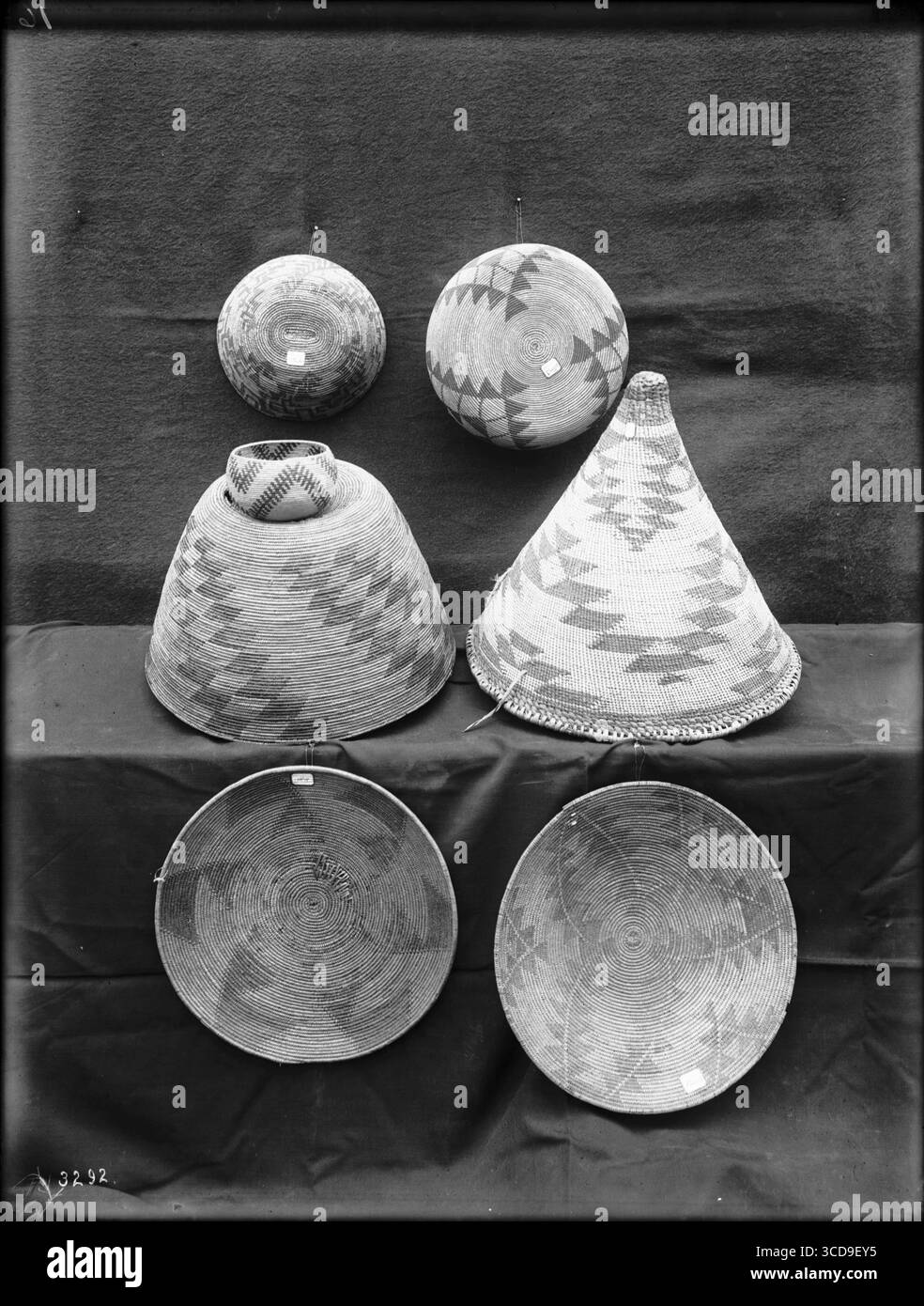 Una collezione di cestini dei nativi americani, fotografati intorno al 1900. Foto Stock