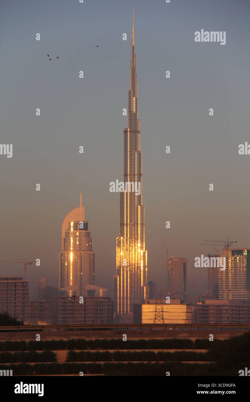 Ammira il moderno grattacielo Burj Khalifa a Dubai, Emirati Arabi Uniti. Foto Stock